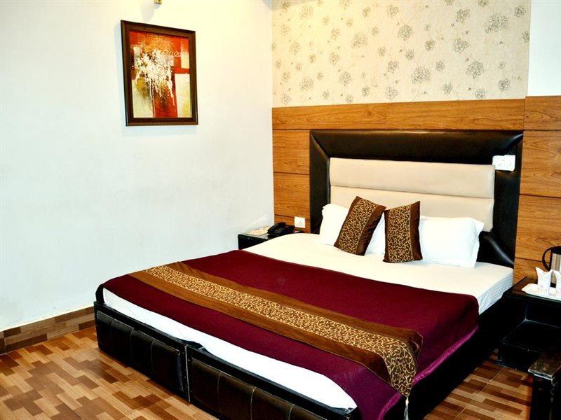 Hotel B.R. Inn Panipat Экстерьер фото